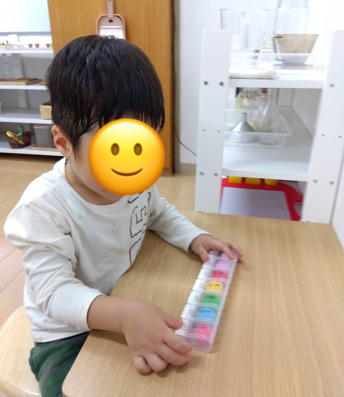 フロンティアキッズ ブログ記事 モンテッソーリ活動「ピルケース」のイメージサムネイル画像