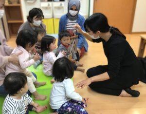 フロンティアキッズ ブログ記事 初めてのリトミック♪のイメージサムネイル画像