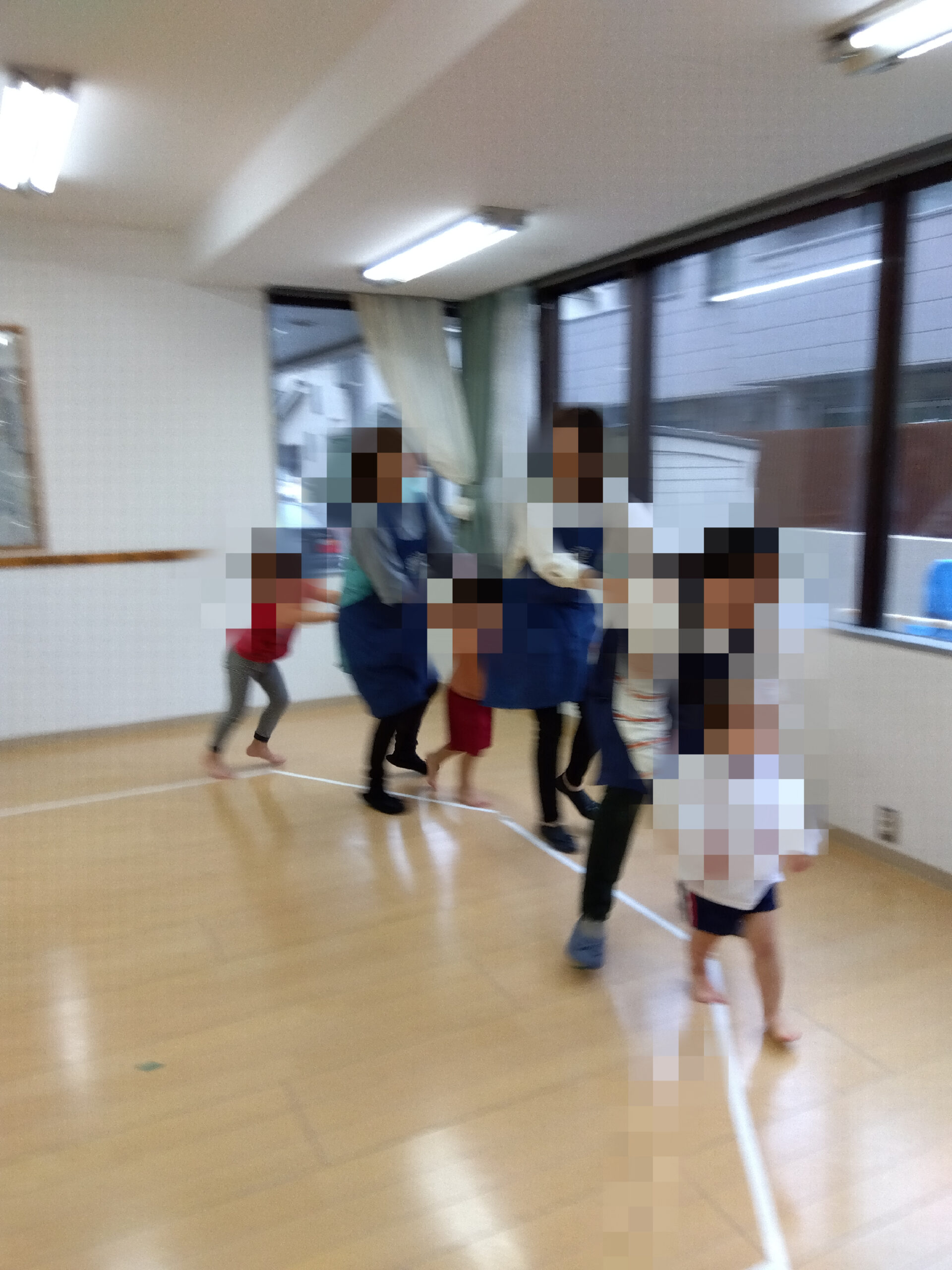 フロンティアキッズ ブログ記事 集団活動「リトミック」のイメージサムネイル画像