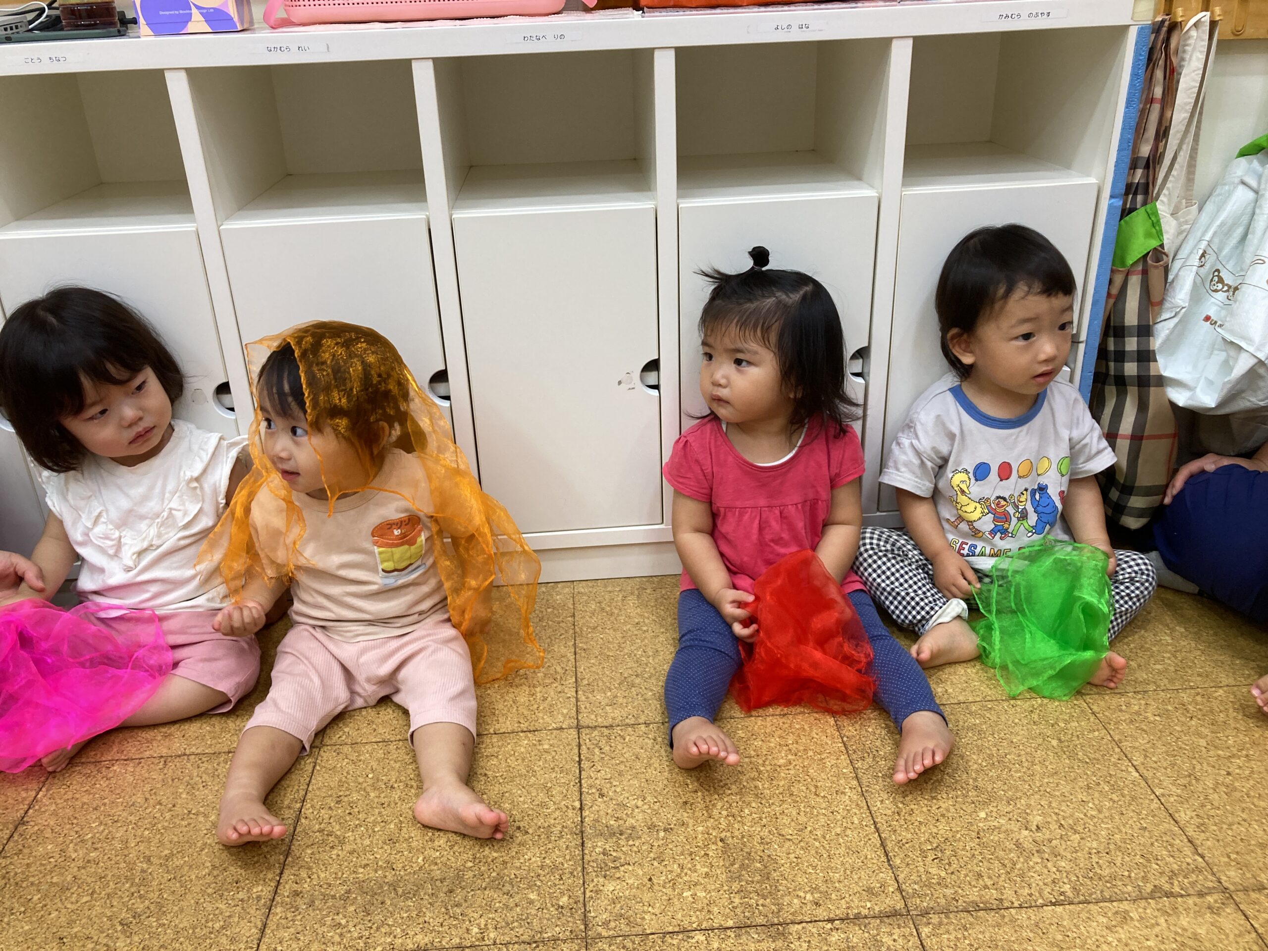 フロンティアキッズ ブログ記事 Atom(0歳児)クラス、Star(1歳児クラス)のリトミックのイメージサムネイル画像