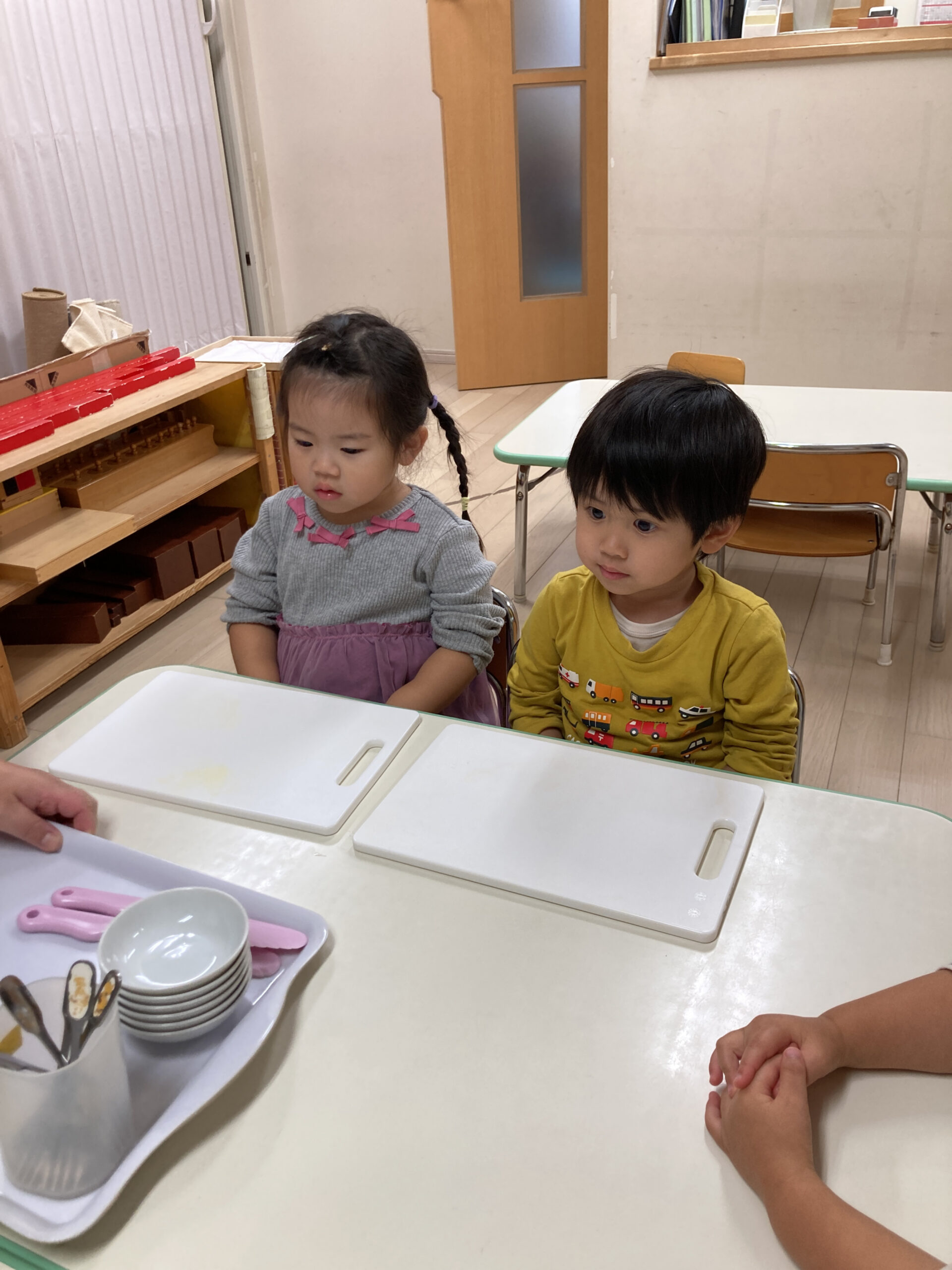 フロンティアキッズ ブログ記事 食育活動（バナナを切る）のイメージサムネイル画像