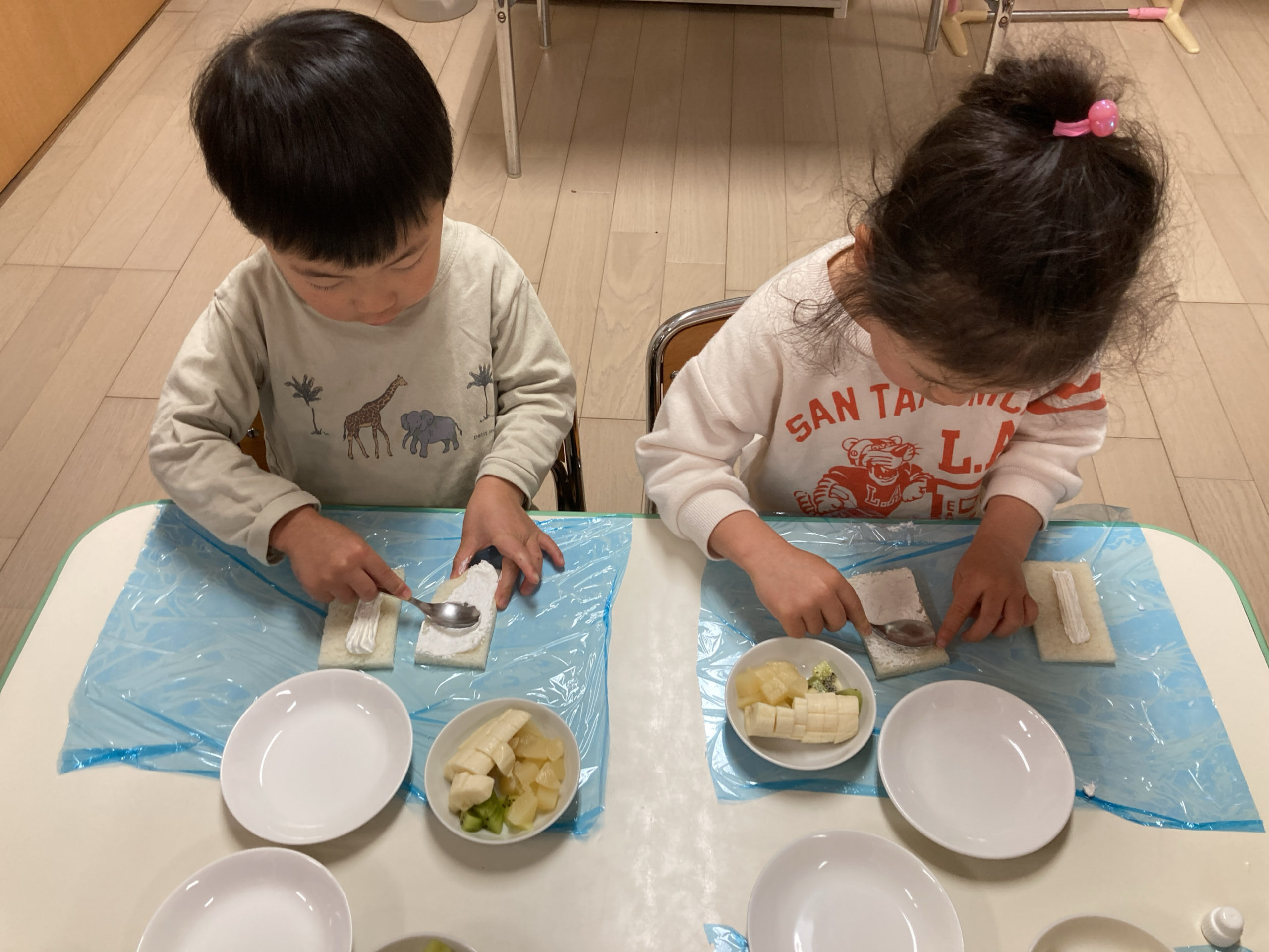 フロンティアキッズ ブログ記事 １，２歳児クラスのクッキングのイメージサムネイル画像