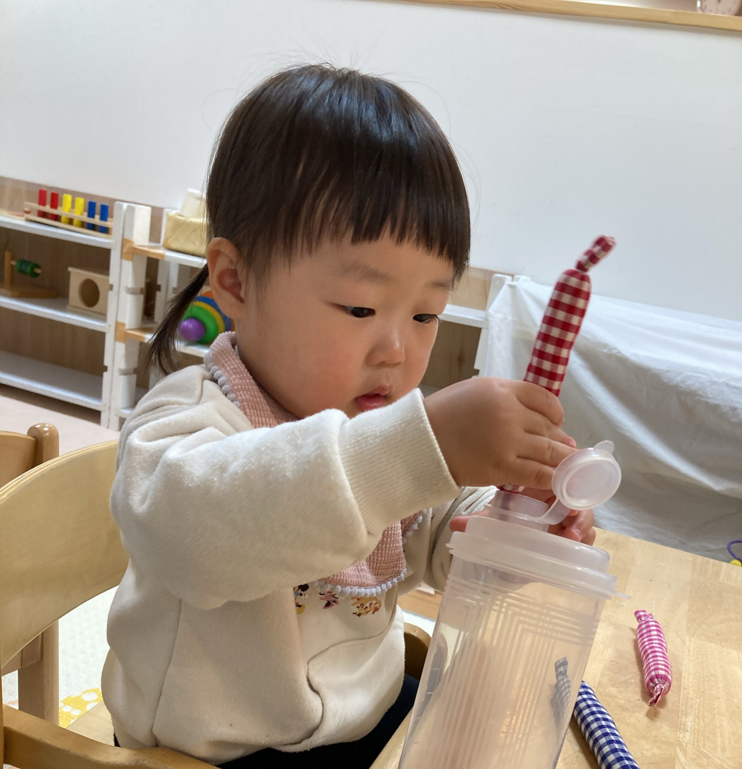 フロンティアキッズ ブログ記事 アトムクラス(0歳児)のモンテッソーリ活動のイメージサムネイル画像