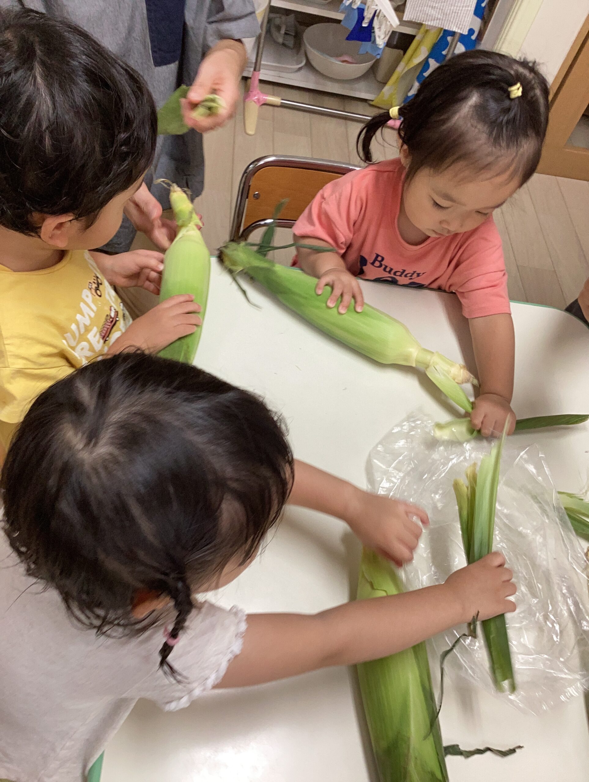 フロンティアキッズ ブログ記事 とうもろこしのかわむいたよ🌽のイメージサムネイル画像