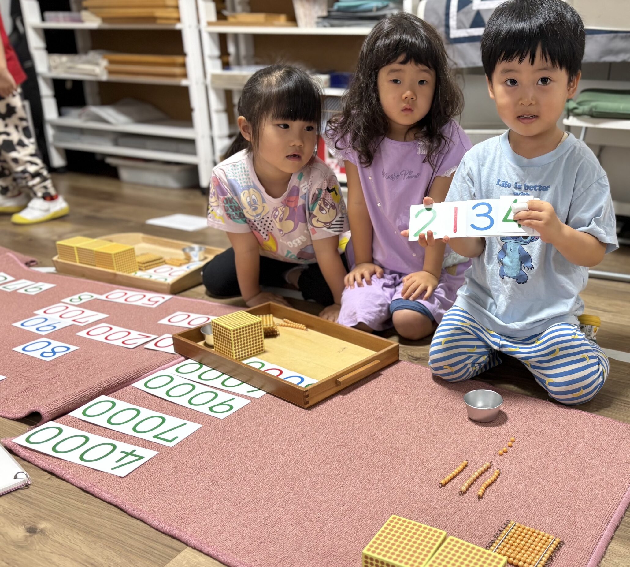 フロンティアキッズ ブログ記事 The Montessori Method 金ビーズから見るモンテッソーリ教育～のイメージサムネイル画像