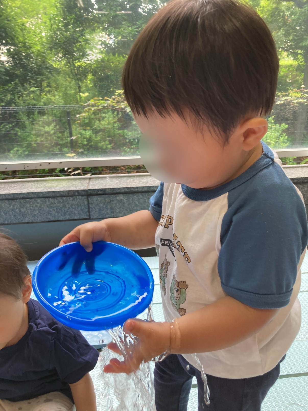 フロンティアキッズ ブログ記事 Starクラス(1歳児)水遊びの様子のイメージサムネイル画像
